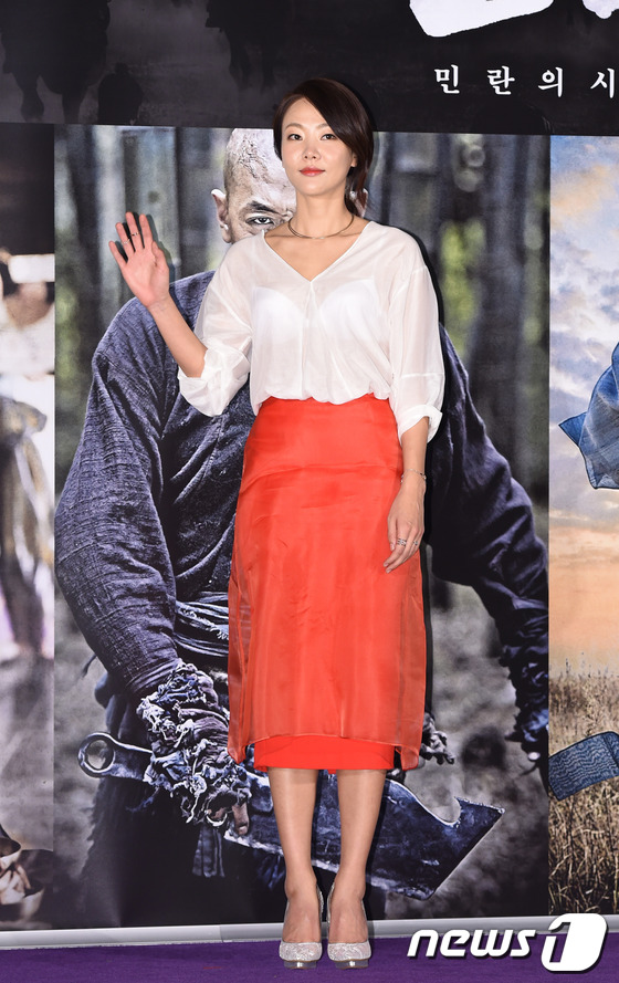 (서울=뉴스1스포츠) 권현진 기자 = 배우 윤지혜가 10일 오전 서울 강남구 삼성동 메가박스 코엑스에서 열린 영화 ‘군도:민란의 시대’(감독 윤종빈) 제작보고회에 참석해 매력을 발 …