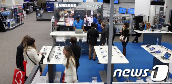 본문 이미지 - 지난 4월 말 미국 뉴욕 소호에 위치한 갤럭시 스튜디오에서 뉴요커들이 다양한 제품을 체험하고 있다.  2014.6.12/뉴스1 © News1   (뉴욕(미국)=뉴스1) 허경 기자