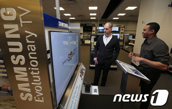 본문 이미지 - 지난 4월 말 미국 뉴욕 맨하탄 내 세계 최대 가전매장인 베스트바이를 찾은 고객들이 삼성 TV 부스에서 제품을 고르고 있다. 2014.6.12/뉴스1 © News1   (뉴욕(미국)=뉴스1) 허경 기자