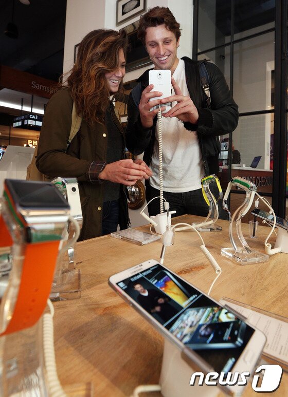 본문 이미지 - 지난 4월 말 미국 뉴욕 소호에 위치한 갤럭시 스튜디오에서 뉴요커들이 다양한 제품을 체험하고 있다.  2014.6.12뉴스1 © News1   (뉴욕(미국)=뉴스1) 허경 기자