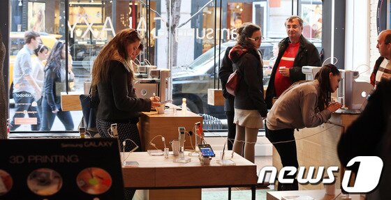 본문 이미지 - 지난 4월 말 미국 뉴욕 맨해튼 록펠러센터 GE 빌딩 톱 오브 더 록 전망대에서 한 쌍의 연인이 삼성전자 갤럭시노트 3로 기념촬영을 하고 있다.  2014.6.12/뉴스1 © News1   (뉴욕(미국)=뉴스1) 허경 기자