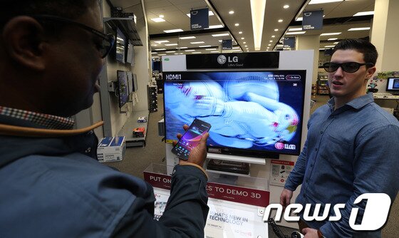 본문 이미지 - 지난 4월 말 미국 뉴욕 맨해튼 타임스 스퀘어에서 LG전자 등 한국 기업들의 대형 간판이 눈길을 끌고 있다.  2014.6.12/뉴스1 © News1   (뉴욕(미국)=뉴스1) 허경 기자