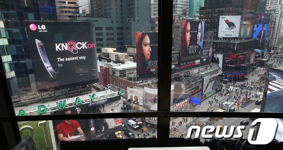 본문 이미지 - 지난 4월 말 미국 뉴욕 맨해튼 록펠러센터 GE 빌딩 톱 오브 더 록 전망대에서 뉴요커들이 LG 스마트폰 G2와 G플랙스로 뉴욕 도심을 담고 있다. 2014.6.12/뉴스1 © News1   (뉴욕(미국)=뉴스1) 허경 기자