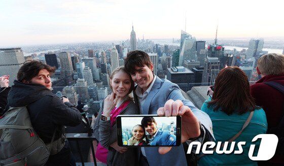 본문 이미지 - 지난 4월 말 미국 뉴욕 맨해튼 타임스 스퀘어에서 삼성전자 등 한국 기업들의 대형 간판이 눈길을 끌고 있다.  2014.6.12/뉴스1 © News1   (뉴욕(미국)=뉴스1) 허경 기자