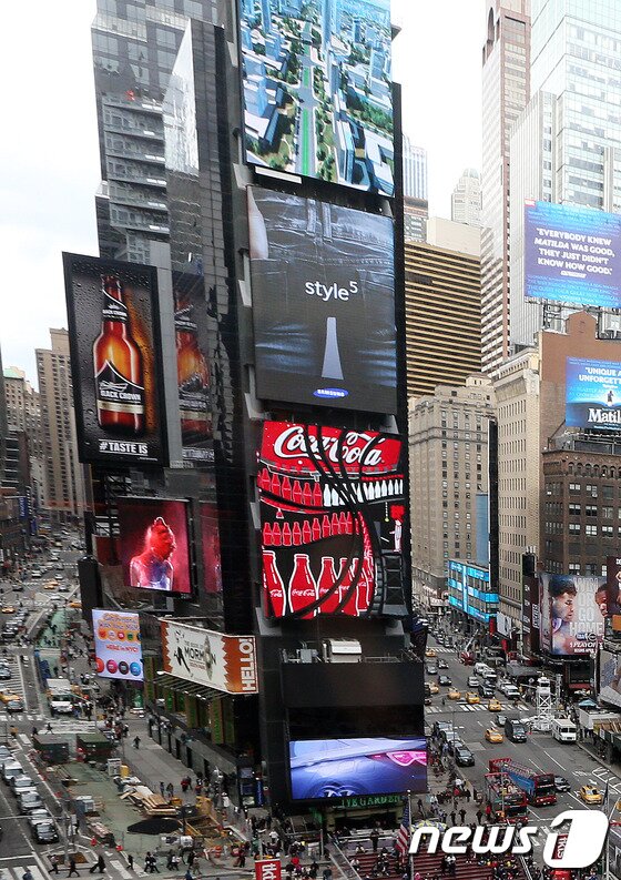 본문 이미지 - 지난 4월 말 미국 뉴욕 맨해튼 타임스 스퀘어에서 뉴요커들이 LG 스마트폰 G플랙스로 기념촬영을 하고 있다. 2014.6.12/뉴스1 © News1   (뉴욕(미국)=뉴스1) 허경 기자