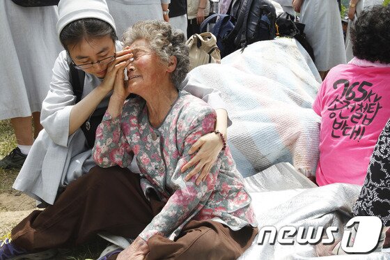 본문 이미지 - 지난 6월11일 오후 경남 밀양시 고답마을 115번 송전탑 공사현장에서 장기간 움막을 설치해 놓고 765㎸ 송전탑 공사에 반대해온 한 주민이 경찰의 강제 진압에 항의하며 울부짖고 있다. 밀양시는 이날 오전 6시 행정대집행 영장을 주민과 반대대책위원회에 전달하고 농성장을 강제 철거했다. 2014.6.11/뉴스1 ⓒ News1