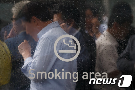 서울 시내 한 흡연구역에서 담배를 피우고 있는 사람들./뉴스1 © News1
