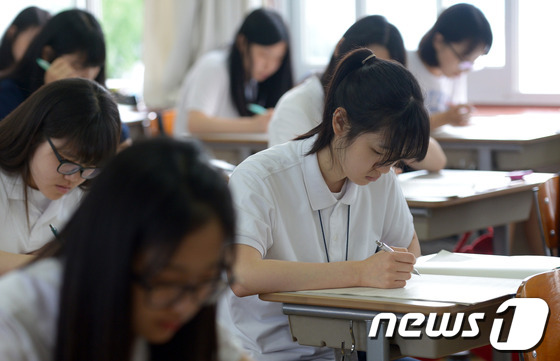 2015학년도 수능 6월 모의평가가 치러진 서울의 한 여고에서 학생들이 답안지를 작성하고 있다. / 뉴스1 © News1