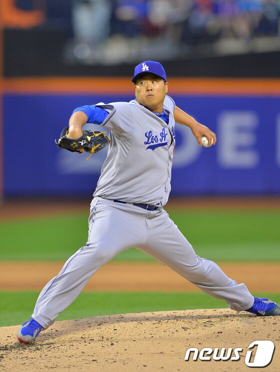 본문 이미지 - LA다저스 류현진이 1일 샌디에이고 파드리스 전에 선발 등판해 2회말 을 삼자범퇴로 막아냈다. ⓒ News1DB
