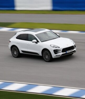 본문 이미지 - 포르쉐 마칸 터보 주행 모습(포르쉐코리아 제공)© News1   류종은 기자