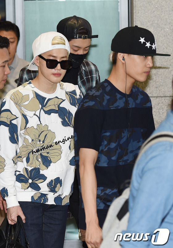 (인천공항=뉴스1스포츠) 권현진 기자 = 엑소(EXO)가 중국의 인기 예능 프로그램 '쾌락대본영' 촬영을 마친 뒤 15일 오후 인천국제공항으로 귀국하고 있다.왼쪽부터 수호, 찬열, …