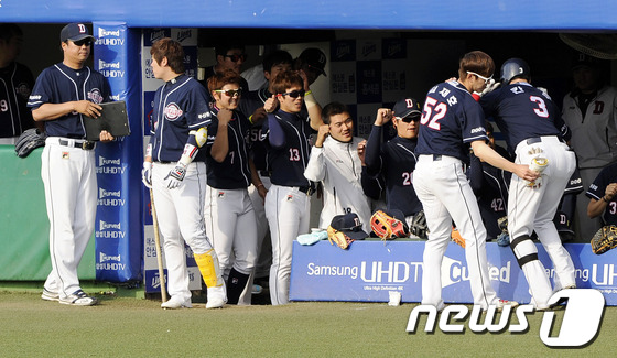 (대구=뉴스1) 정훈진 기자 = 15일 대구 시민운동장 야구장에서 열린 2014 한국야쿠르트 세븐 프로야구 삼성 라이온즈와 두산 베어스 경기에서 2회초 두산의 칸투선수가 솔로홈런을 …