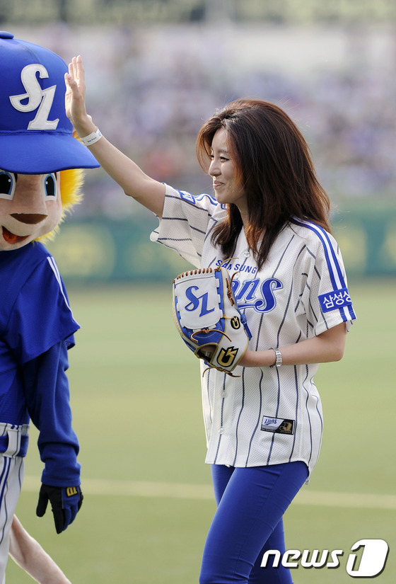 (대구=뉴스1) 정훈진 기자 = 15일 대구 시민운동장 야구장에서 열린 2014 한국야쿠르트 세븐 프로야구 삼성 라이온즈와 두산 베어스 경기에서 TBC 대구방송 장진영(아나운서)이 …