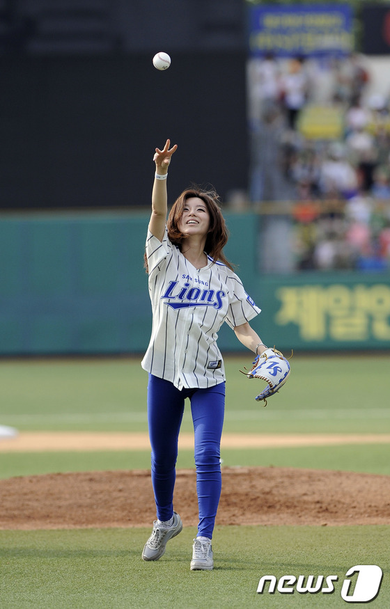 (대구=뉴스1) 정훈진 기자 = 15일 대구 시민운동장 야구장에서 열린 2014 한국야쿠르트 세븐 프로야구 삼성 라이온즈와 두산 베어스 경기에서 TBC 대구방송 장진영(아나운서) …