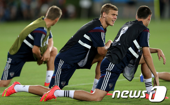 (쿠이아바(브라질)=뉴스1) 박정호 기자 = 대한민국과 2014 브라질월드컵 조별예선 1차전을 앞둔 러시아 축구대표팀 알렉산드로 코코린 선수가 16일 오후 브라질 쿠이아바 아레나 …