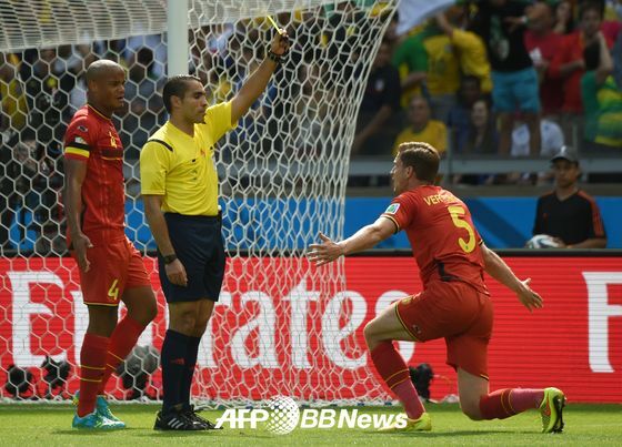 본문 이미지 - 18일&#40;한국시간&#41; 브라질 벨루오리존치에서 열린 2014 브라질 월드컵 H조 조별리그 1차전 벨기에와 알제리의 경기에서 전반 23분 파울을 범한 벨기에의 수비수 얀 베르통헌이 경고를 받고 있다. © AFPBBNews=News1 