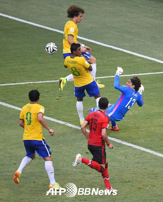 본문 이미지 - 멕시코 골키퍼 오초아가 브라질과의 경기에서 몸을 던져 상대 공격을 막아내고 있다. © AFP BBNews=News1