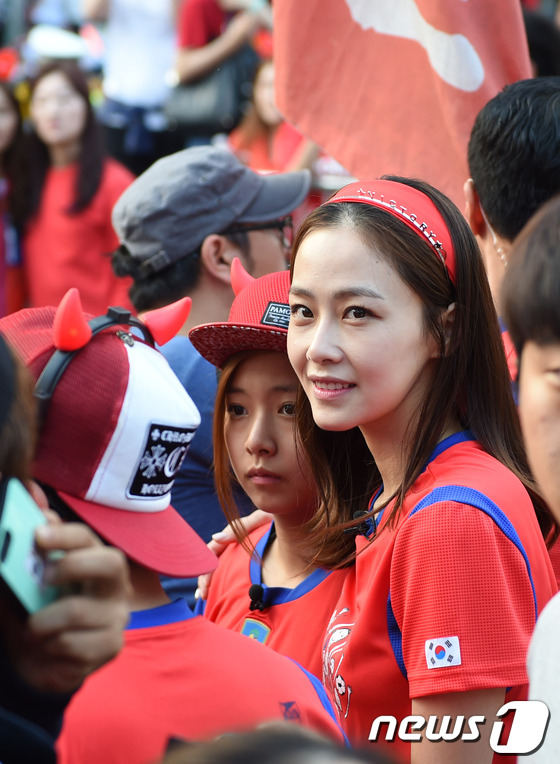 (서울=뉴스1스포츠) 권현진 기자 = '룸메이트' 팀 격투기선수 송가연, 배우 홍수현(오른쪽)이 18일 오전 브라질 월드컵 한국-러시아전 광화문 광장 거리 응원에 참여하기 위해 들 …