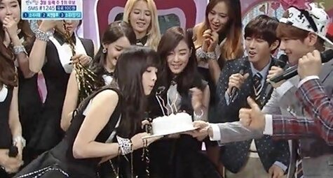 본문 이미지 - 백현이 태연에게 케이크를 직접 전달했다 © SBS '인기가요' 캡쳐 