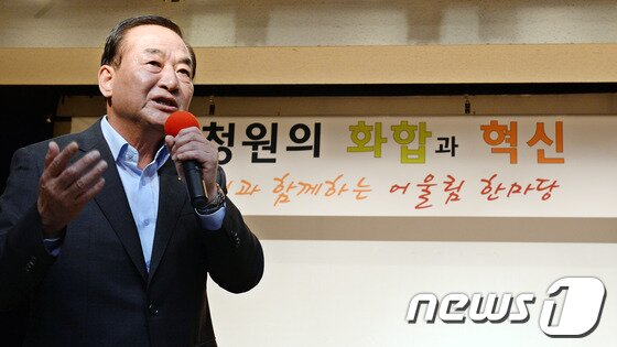 본문 이미지 - 새누리당 당권 주자인 서청원 의원이 20일 오전 서울 도봉구민회관에서 열린 '화합과 혁신' 당원과 함께하는 어울림 한마당 행사에서 당원들의 지지를 호소하고 있다. 2014.6.20/뉴스1 © News1   허경 기자