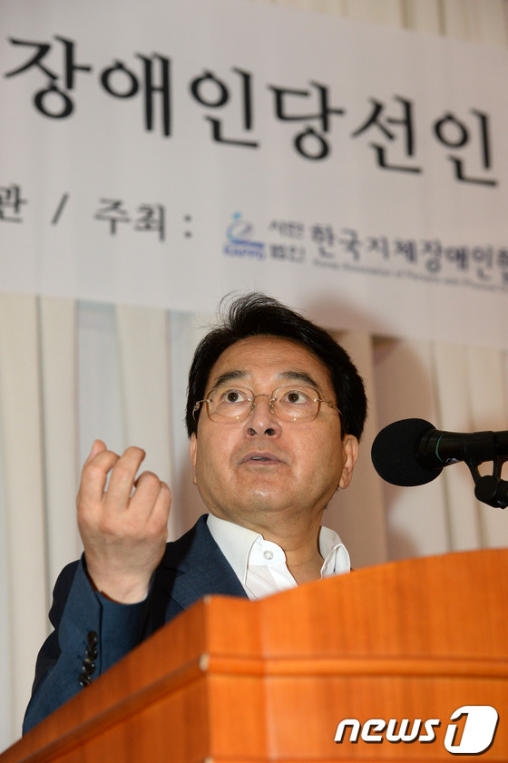 (서울=뉴스1) 민경석 기자 = 심재철 새누리당 의원이 20일 오전 서울 영등포구 신길동 공군회관에서 열린 '6.4 지방선거 장애인 당선인 축하연'에서 축사를 하고 있다. 2014 …