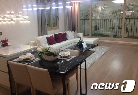 본문 이미지 - '꿈의숲 SK VIEW' 모델하우스의 거실. 모델하우스는 강남구 개포동 뷰 갤러리에 마련돼 있다. /사진=최동순 기자 © News1