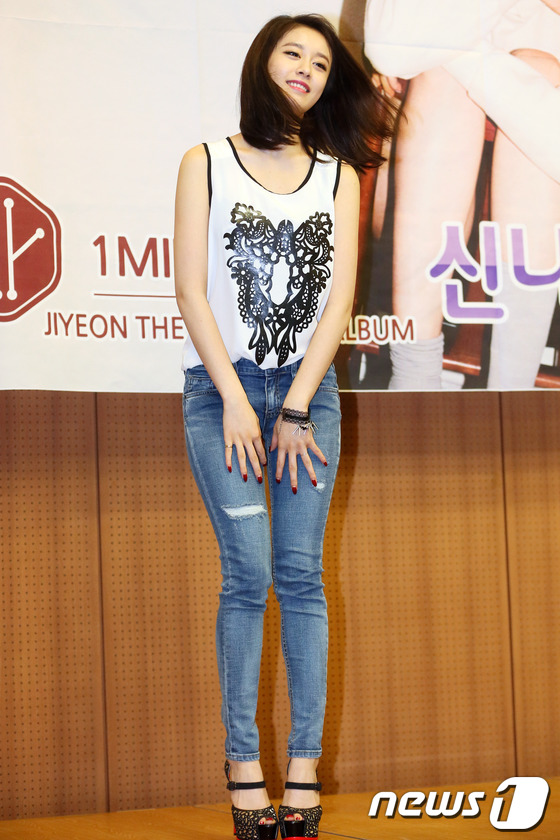 (고양=뉴스1)  = 가수 지연이 6월 21일 오후 경기도 고양시 일산서구 대화동 킨텍스 제1전시장에서 열린 티아라 지연 첫 번째 솔로 미니앨범 'Never Ever' 발매 기념 …