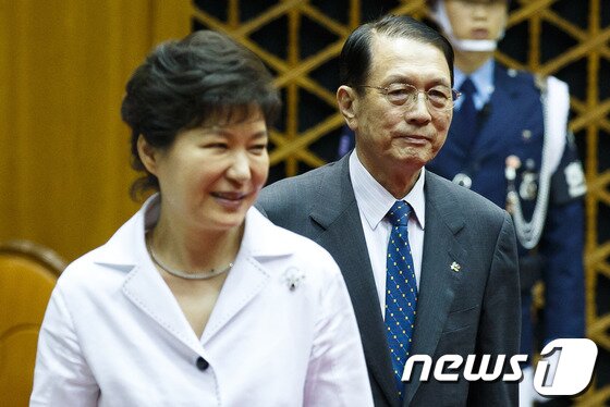 본문 이미지 - 김기춘 전 대통령비서실장이 서울공항에서 5박6일 간의 우즈베키스탄, 카자흐스탄, 투르크메니스탄 등 중앙아시아 3개국 순방을 마치고 귀국한 박근혜 전 대통령을 바라보고 있다. 2014.6.21/뉴스1