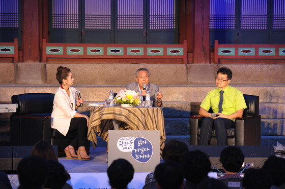 본문 이미지 - 20일 오후 서울시 중구 정동 덕수궁 함녕전 앞에서 열린 교보생명 주최 &#39;동감콘서트&#39;에서 황석영 작가&#40;가운데&#41;와 최태성 대광고 교사&#40;오른쪽&#41;, 최원정 KBS 아나운서가 이야기를 나누고 있다.&#40;교보생명 제공&#41; © News1 