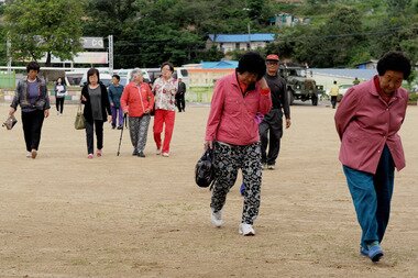 본문 이미지 - 22일 강원 고성군 현내면 명파리 주민들이 대진초등학교 체육관으로 대피했다이날 오후 군 당국은 육군22사단 GOP에서 발생한 총기난사 사건의 용의자 임모 병장과 총격전을 벌이기도 했다. 2014.6.22/뉴스1 © News1   하중천 