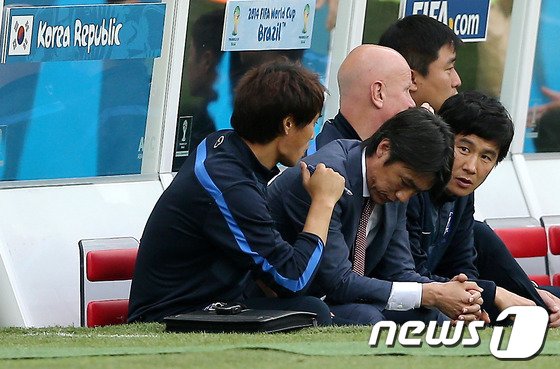 본문 이미지 - 축구대표팀 홍명보 감독이 22일 오후(현지시간) 브라질 포르투 알레그레 에스타지우 베이라-히우 경기장에서 열린 2014 브라질월드컵 조별예선 2차전 대한민국과 알제리의 경기에서 전반 3골을 내주자 침통한 듯 고개를 떨구고 있다. 2014.6.23/뉴스1 DB