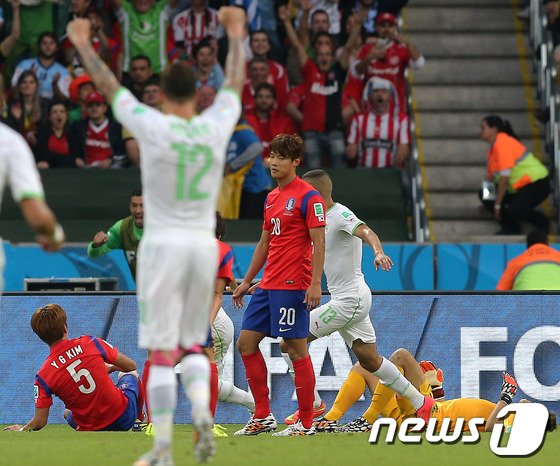 본문 이미지 - 22일 오후&#40;현지시간&#41; 브라질 포르투 알레그레 에스타지우 베이라-히우 경기장에서 열린 2014 브라질월드컵 조별예선 2차전 대한민국과 알제리의 경기에서 후반 4번째 골을 내준 한국 선수들이 침통해 하고 있다. 2014.6.23/뉴스1 DB