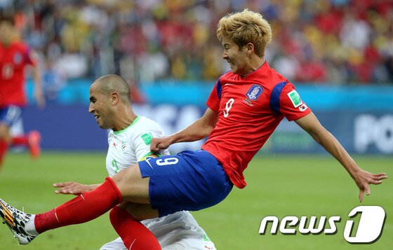 본문 이미지 - 11년  전 알제리를 상대로 자신의 월드컵 1호골을 터뜨리는 손흥민. 2014.6.23/뉴스1