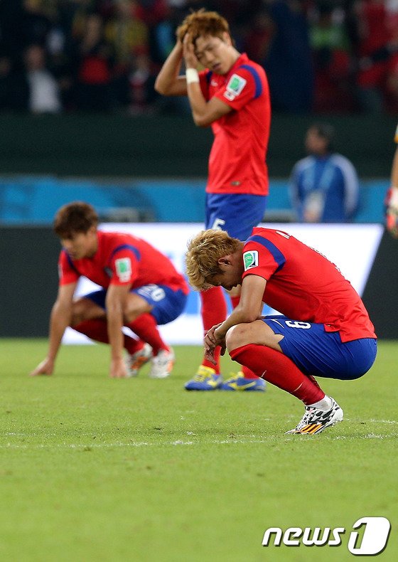 본문 이미지 - 대한민국 축구대표팀 선수들이 22일 오후&#40;현지시간&#41; 브라질 포르투 알레그레 에스타지우 베이라-히우 경기장에서 열린 2014 브라질월드컵 조별예선 2차전 알제리와의 경기 종료 후 침통한 모습을 보이고 있다.  2014.6.23/뉴스1