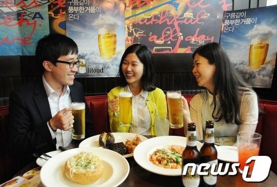 본문 이미지 - 소비자들이  '클라우드(Kloud)'  시음회에서 오리지널 그래비티(Original Gravity) 공법을 적용해 만든 '클라우드(Kloud)' 맥주를 음용하고  있는  모습.  사진제공=롯데주류© News1  