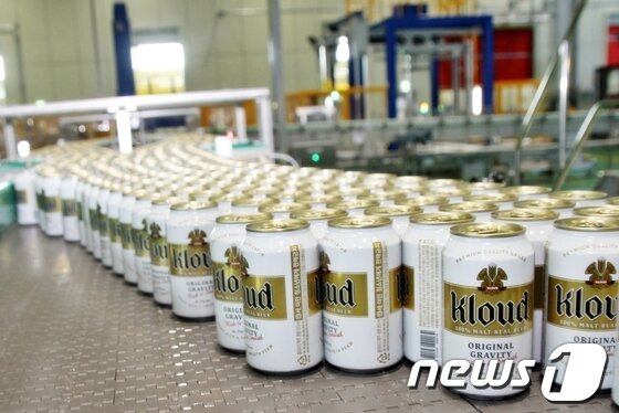 본문 이미지 - 연간 500만 케이스를 생산할 수 있는 롯데주류의  '클라우드(Kloud) 캔 맥주' 생산라인 모습. 사진제공=롯데주류© News1  