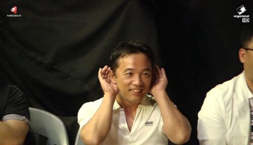 본문 이미지 - 지난 14일 블레이드앤소울 비무제 결승전 현장을 깜짝 방문한 김택진 엔씨소프트 대표© News1  