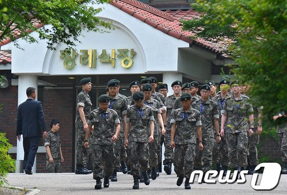 본문 이미지 - 동부전선 GOP&#40;일반전초&#41; 총기난사 사건으로 숨진 장병들의 시신이 안치된 경기도 성남 국군수도통합병원 합동분향소에 조문을 마친 장병들이 분향소를 걸어 나오고 있다. 2014.6.23./뉴스1