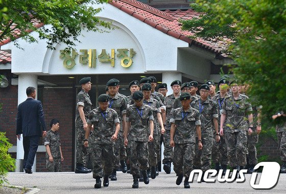 동부전선 GOP&#40;일반전초&#41; 총기난사 사건으로 숨진 장병들의 시신이 안치된 경기도 성남 국군수도통합병원 합동분향소에 조문을 마친 장병들이 분향소를 걸어 나오고 있다. 2014.6.23./뉴스1