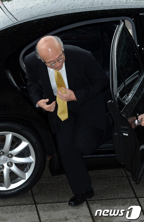 (서울=뉴스1) 이동원 기자 = 일본의 고노담화 검증에 대한 우리 정부의 공식 입장을 전달받기 위해 초치된 벳쇼 고로(別所浩郞) 주한 일본대사가 23일 오후 서울 종로구 도렴동 외 …