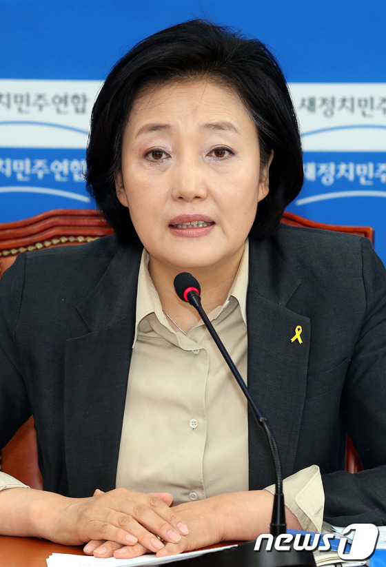 (서울=뉴스1) 이광호 기자 = 박영선 새정치민주연합 원내대표가 24일 오전 서울 여의도 국회에서 열린 원내대책회의에서 발언하고 있다.박 원내대표는 회의에서 국가보훈처가 문창극 국 …