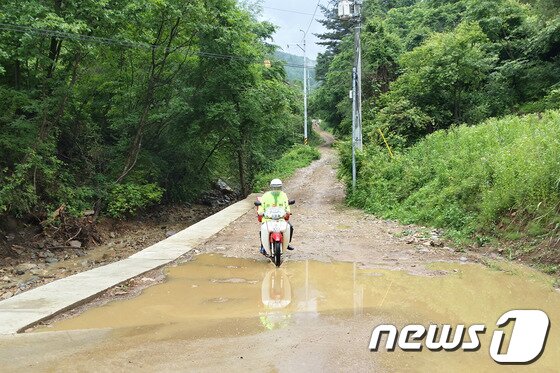 본문 이미지 - 대화우체국에는 대화면 개수리 지역 170여가구 250명의 우편배달을 담당하고 있는 박호영&#40;50&#41; 집배원이 있다. &#40;사진제공=강원지방우정청&#41; © News1 권혜민 기자  