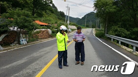 본문 이미지 - 대화우체국 박호영 집배원은 개수리 마을주민 250명의 우편 배달을 담당하고 있다. 마을주민들에게는 없어서는 안될 귀한 존재다.&#40;사진제공=강원지방우정청&#41; © News1 권혜민 기자  