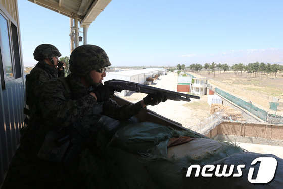 (바그람(아프가니스탄)=뉴스1) 사진공동취재단  = 18일 오전 아프가니스탄 미공군 바그람기지 외각초소에서 아프간 재건 지원단(오쉬노 부대) 장병들이 기지외곽 경계임무를 수행하고 …