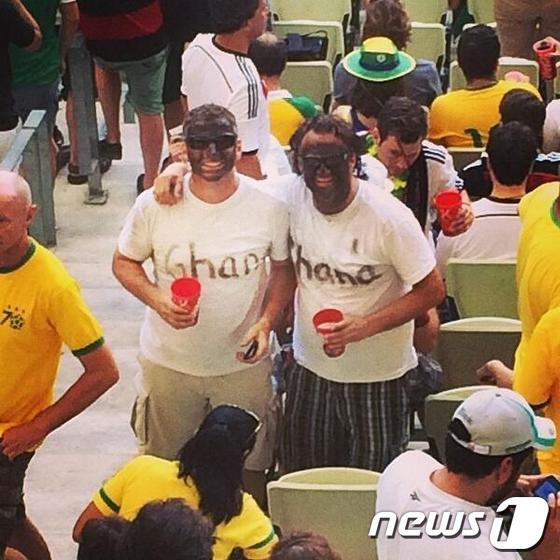 본문 이미지 - 2014 브라질 월드컵 조별 예선 독일-가나 전에서 인종차별 논란을 일으켰던 독일 축구팬들의 사진. /뉴스1 DB ⓒ News1