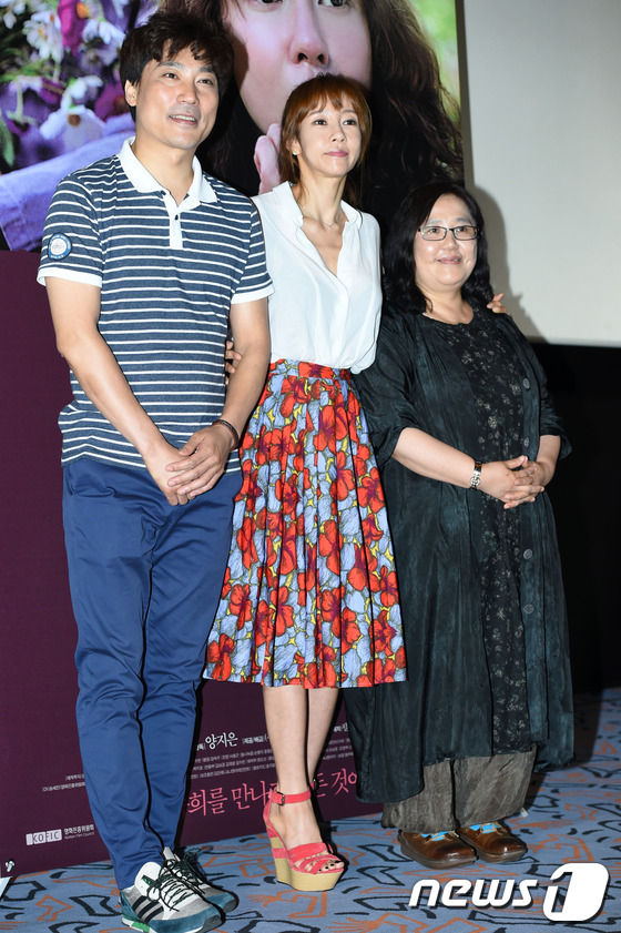 (서울=뉴스1스포츠) 김진환 기자 = 배우 홍서준, 채민서, 양지은 감독(왼쪽부터)이 25일 오전 서울 중구 대한극장에서 열린 영화 '숙희' 언론시사회에 참석해 포즈를 취하고 있다 …