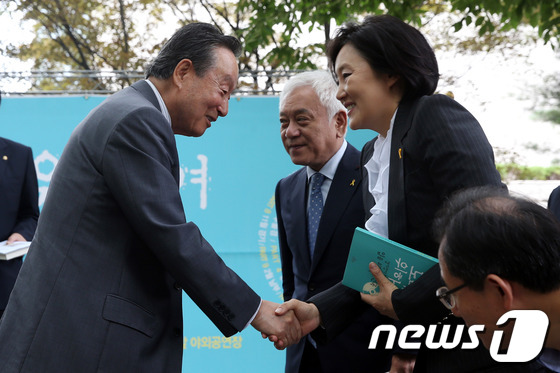 (서울=뉴스1) 이광호 기자 = 권노갑 새정치민주연합 상임고문이 25일 오전 서울 여의도 국회 도서관 앞 야외광장에서 열린 강기정 의원의 출판기념회에 참석해 김한길 대표, 박영선 …