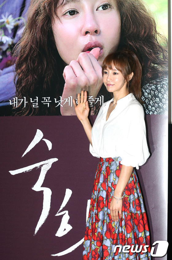 (서울=뉴스1) = 배우 채민서가 25일 오후 서울 중구 필동 대한극장에서 열린 영화 '숙희'(감독 양지은) 시사회에 참석해 포즈를 취하고 있다.육체적 본능을 억제하며 살아온 금욕 …