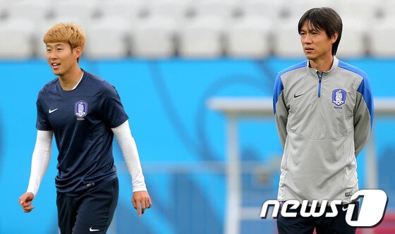 본문 이미지 - 2014 브라질 월드컵 당시 홍명보 감독(오른쪽)과 손흥민. . 2014.6.26/뉴스1 DB
