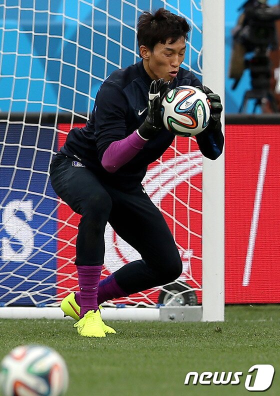 본문 이미지 - 27일 (한국시간) 브라질 아레나 데 상파울루에서 열린 2014 브라질월드컵 조별예선 3차전 벨기에전에서 첫 선발 출전한 김승규의 활약이 돋보였다. © News1 상파울루(브라질)=박정호 기자